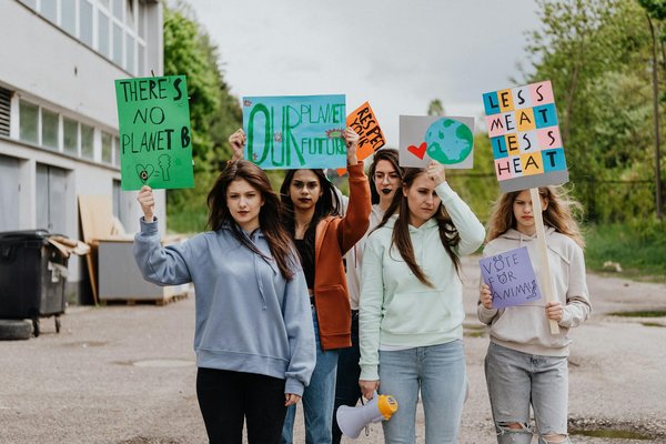 Carports en aluminium : les avantages du design moderne et de la protection